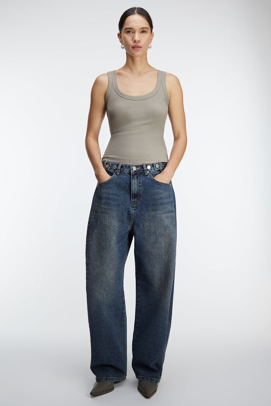 BUTTONED WAIST CURVED LEG JEAN