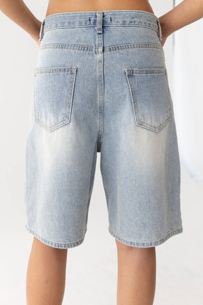 LIGHT WASH MID-RISE DENIM JORT